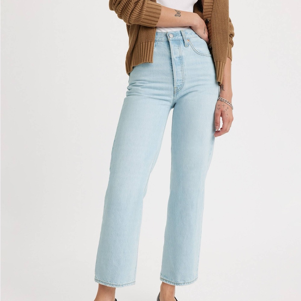 Pre- loved Levi’s Ribcage Ankle Straight Jeans in a Lighter Wash